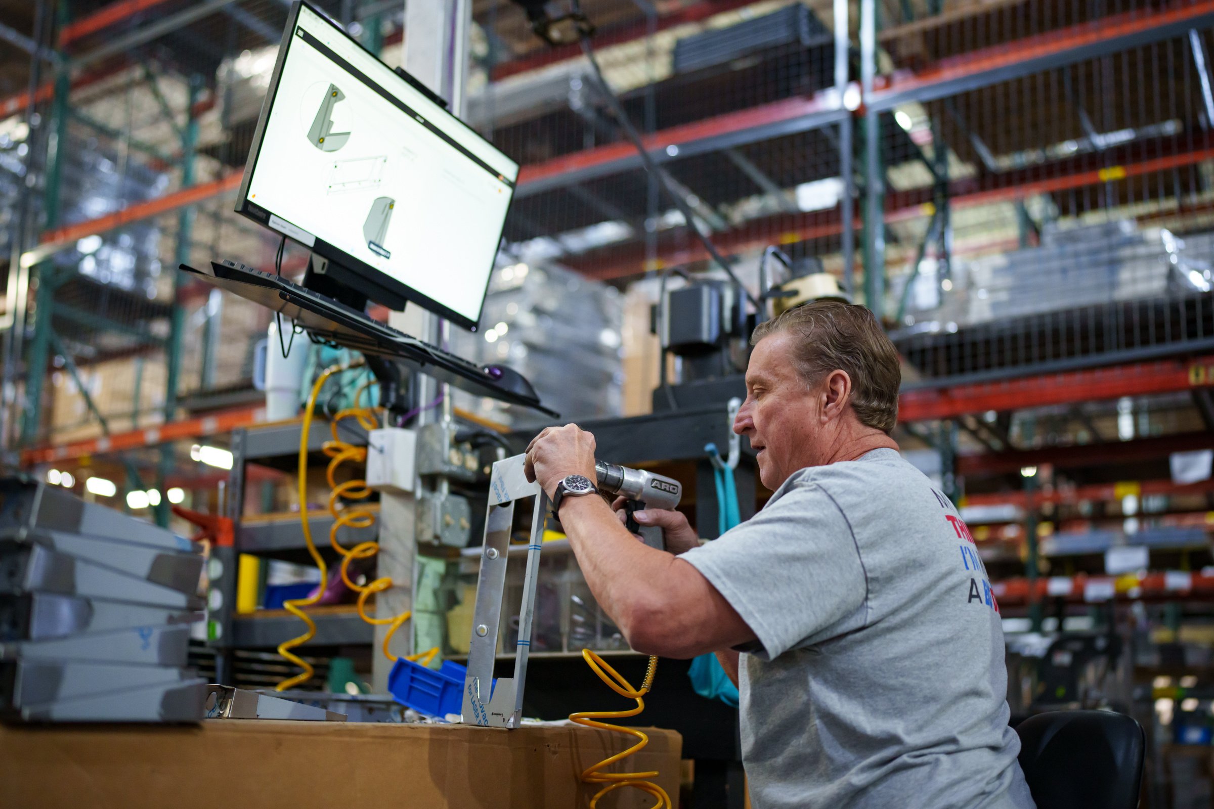 A factory operator follows Pico MES's digital worker guidance for assembly.